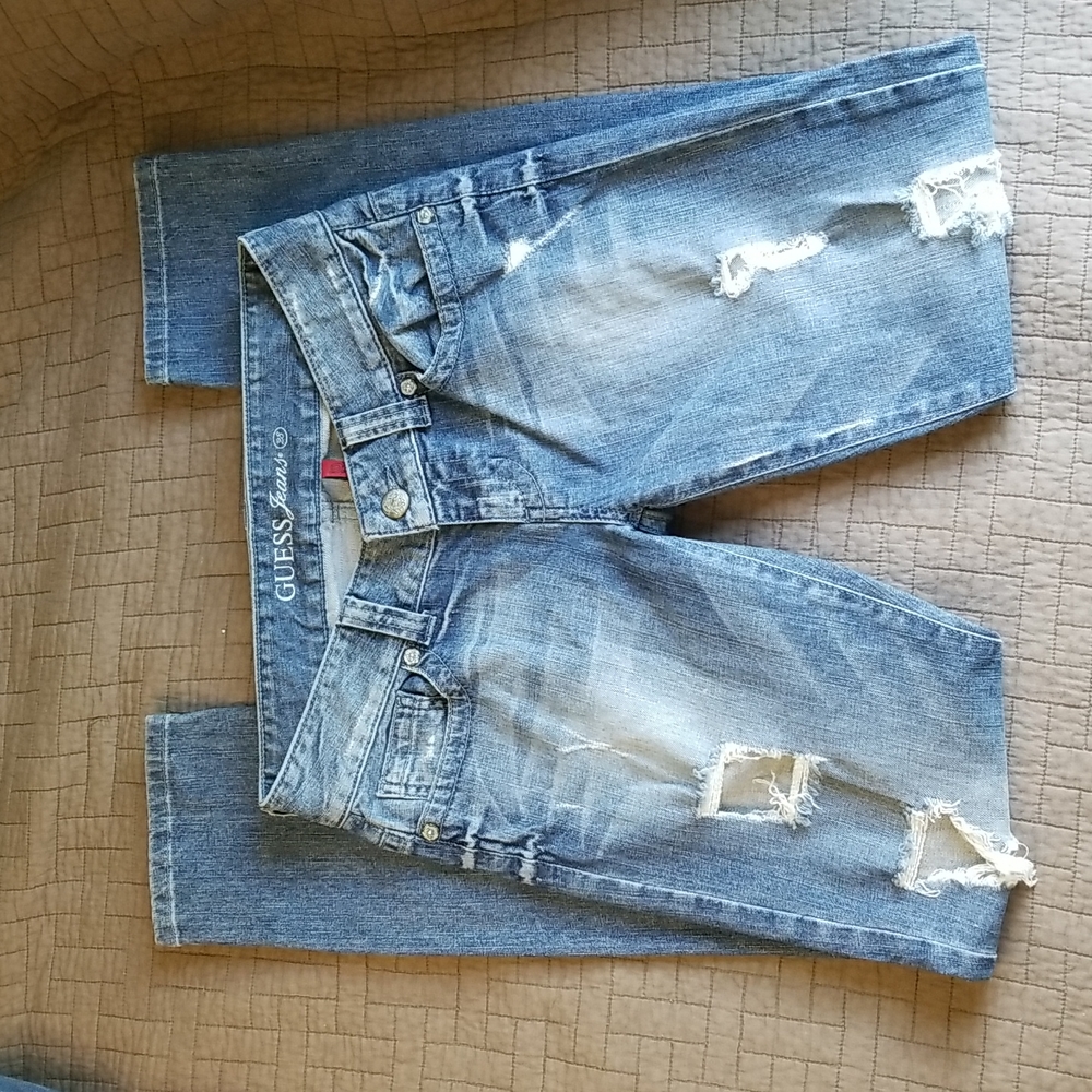 EUC distressed Guess daredevil skinny Jeans US size 28